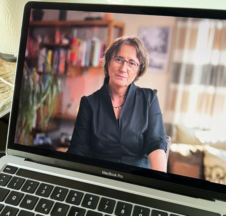 Anja Freese auf dem Bildschirm eines MacBook Pro